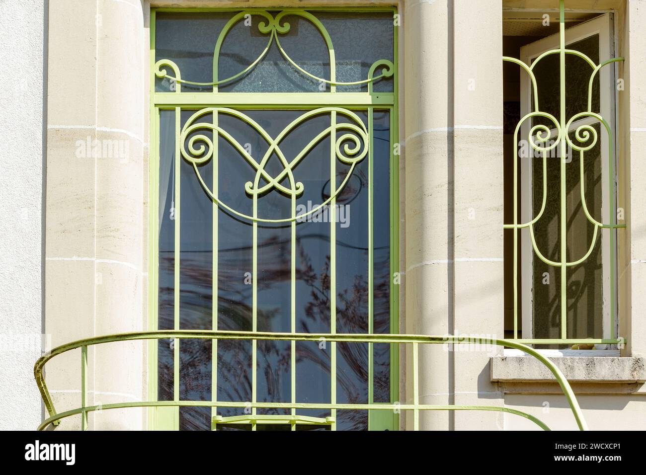 France, Meurthe et Moselle, Laxou, détail de la ferronnerie en fer forgé de la porte et de la fenêtre d'une maison de style Art Déco située Avenue Pierre Curie Banque D'Images