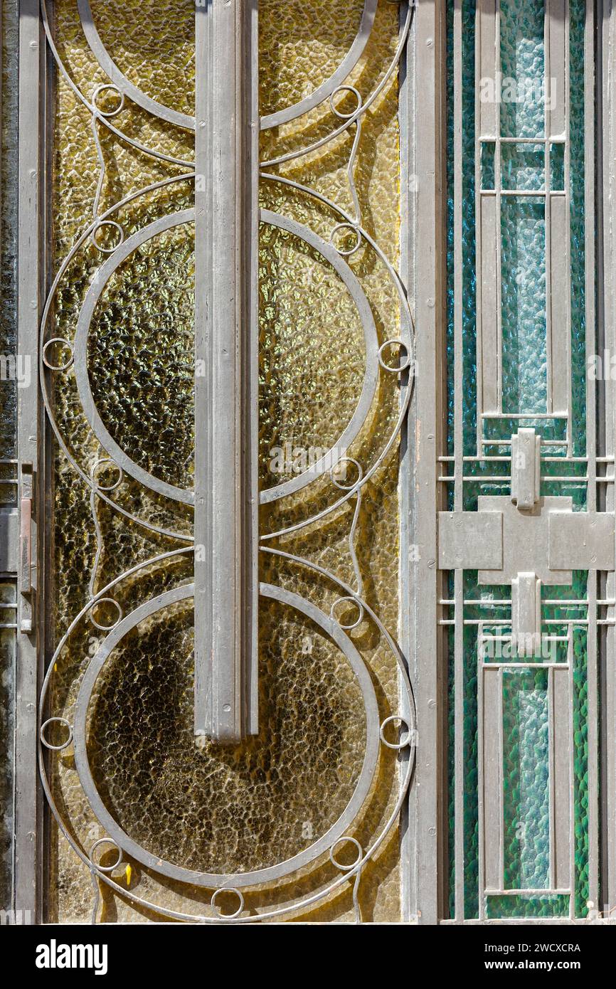 France, Meurthe et Moselle, Laxou, détail de la porte d'une maison construite dans le style Art Déco avec ferronnerie en fer forgé située rue Raymond Poincaré Banque D'Images