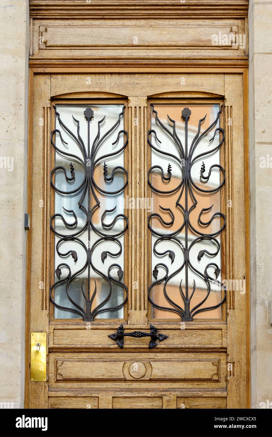 France, Meurthe et Moselle, Nancy, porte d'une maison de style Art Nouveau avec ferronnerie en fer forgé située rue Emile Galle Banque D'Images