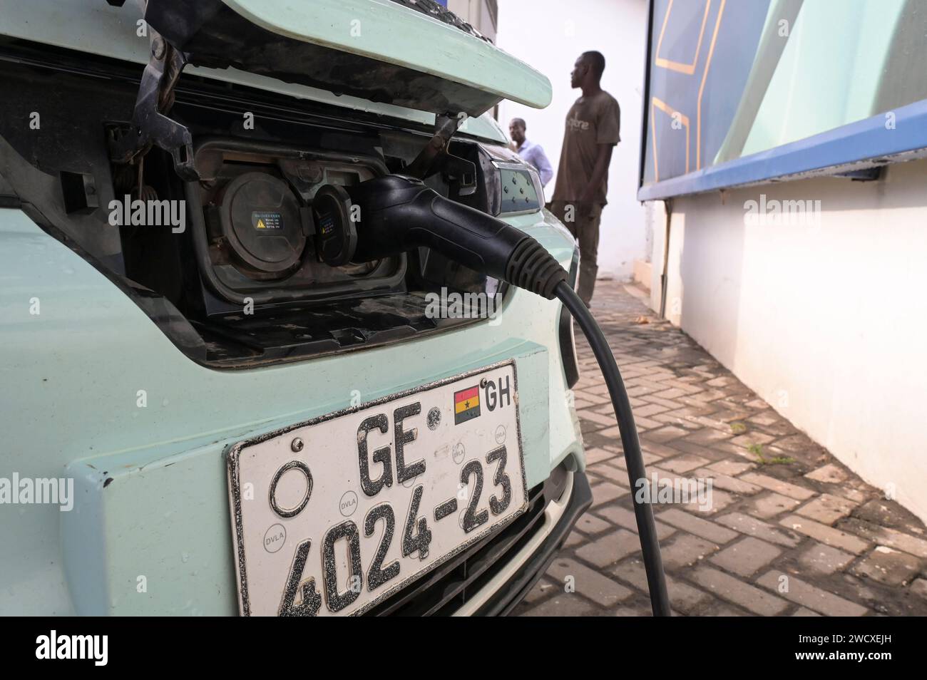 GHANA, Accra, mobilité électrique, service IJANU et station de recharge rapide pour voitures électriques, voiture électrique chinoise Dongfeng EX1 / GHANA, Accra, E-Mobilität, IJANU Service und Ladestation für E-Autos, chinesisches Dongfeng EX1 E-auto Banque D'Images