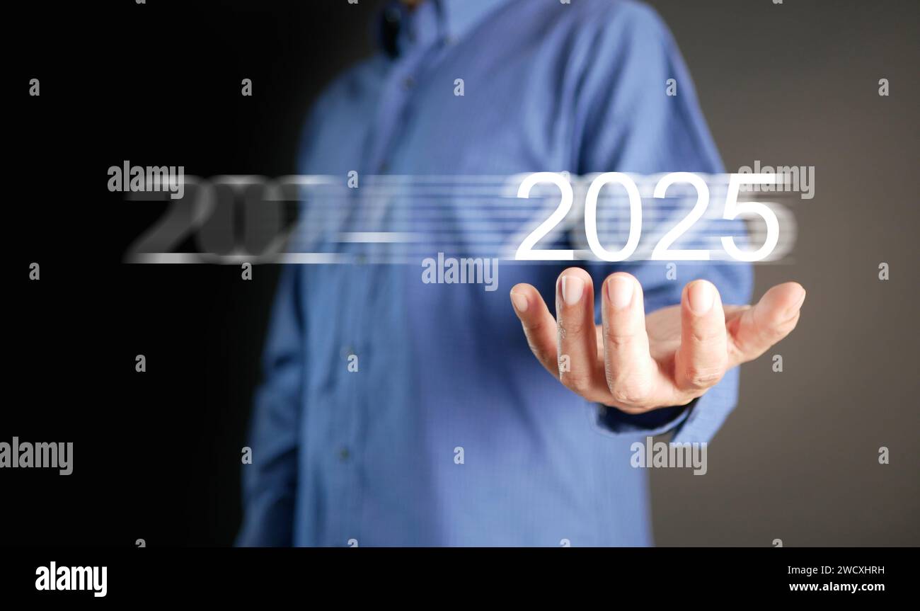 Bonne année 2025. La main d'un homme d'affaires tenant sur un