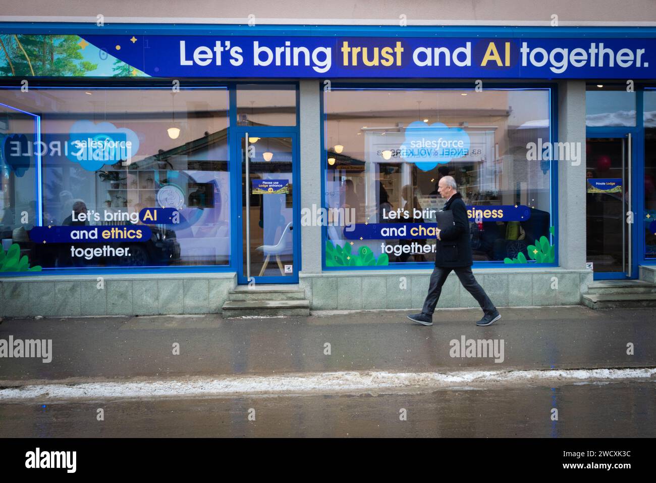 Davos, Suisse. 17 janvier 2024. Davos, CH 17 janvier 2024. Un membre du public passe devant un stand temporaire d’IA le long de la Promenade principale qui est dominée par l’IA cette année, avec des entreprises d’intelligence artificielle qui bordent la rue à la recherche d’investissements potentiels et la possibilité de réseauter avec les participants au Forum économique mondial. Animé par Klaus Schwab, le thème du 54e FEM est de restaurer la confiance dans l'avenir au sein des sociétés et entre les nations. Crédit : Andy Barton/Alamy Live News Banque D'Images