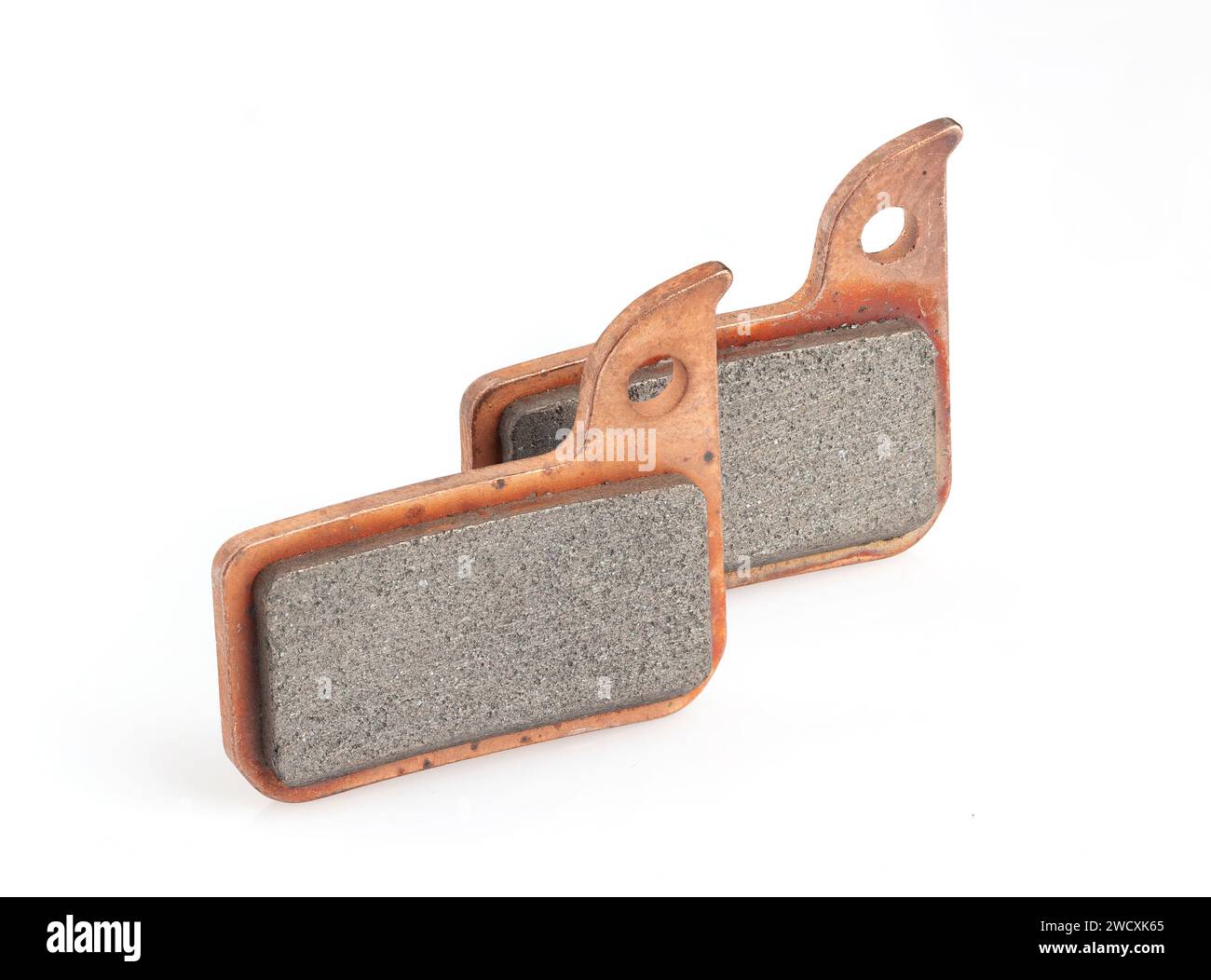Nouvelles plaquettes de frein à disque de vélo isolées sur blanc Banque D'Images