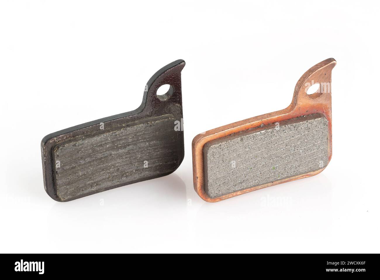 Vieilles et nouvelles plaquettes de frein à disque de vélo isolées sur fond blanc. Banque D'Images