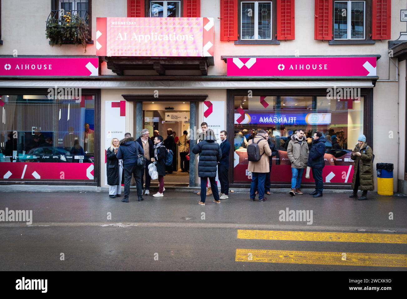 Davos, Suisse. 17 janvier 2024. Davos, CH 17 janvier 2024. Les délégués se rassemblent devant un stand temporaire d’IA le long de la Promenade principale qui est dominée par l’IA cette année, avec des entreprises d’intelligence artificielle qui bordent la rue à la recherche d’investissements potentiels et la possibilité de réseauter avec les participants au Forum économique mondial. Animé par Klaus Schwab, le thème du 54e FEM est de restaurer la confiance dans l'avenir au sein des sociétés et entre les nations. Crédit : Andy Barton/Alamy Live News Banque D'Images