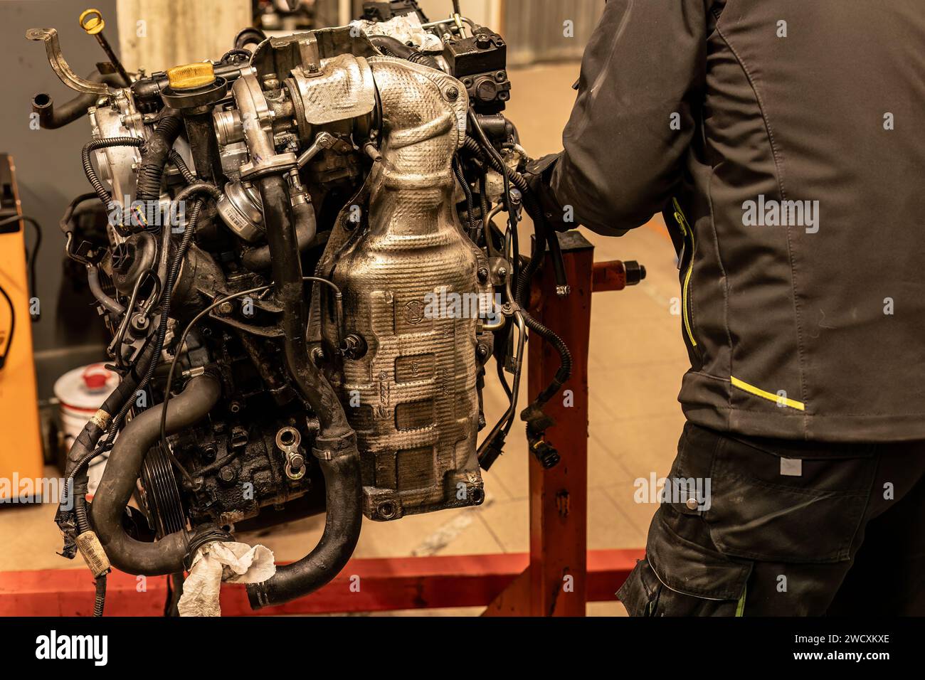 Photo en gros plan du filtre à particules d'un moteur diesel démonté, symbolisant l'entretien essentiel du FAP. Banque D'Images