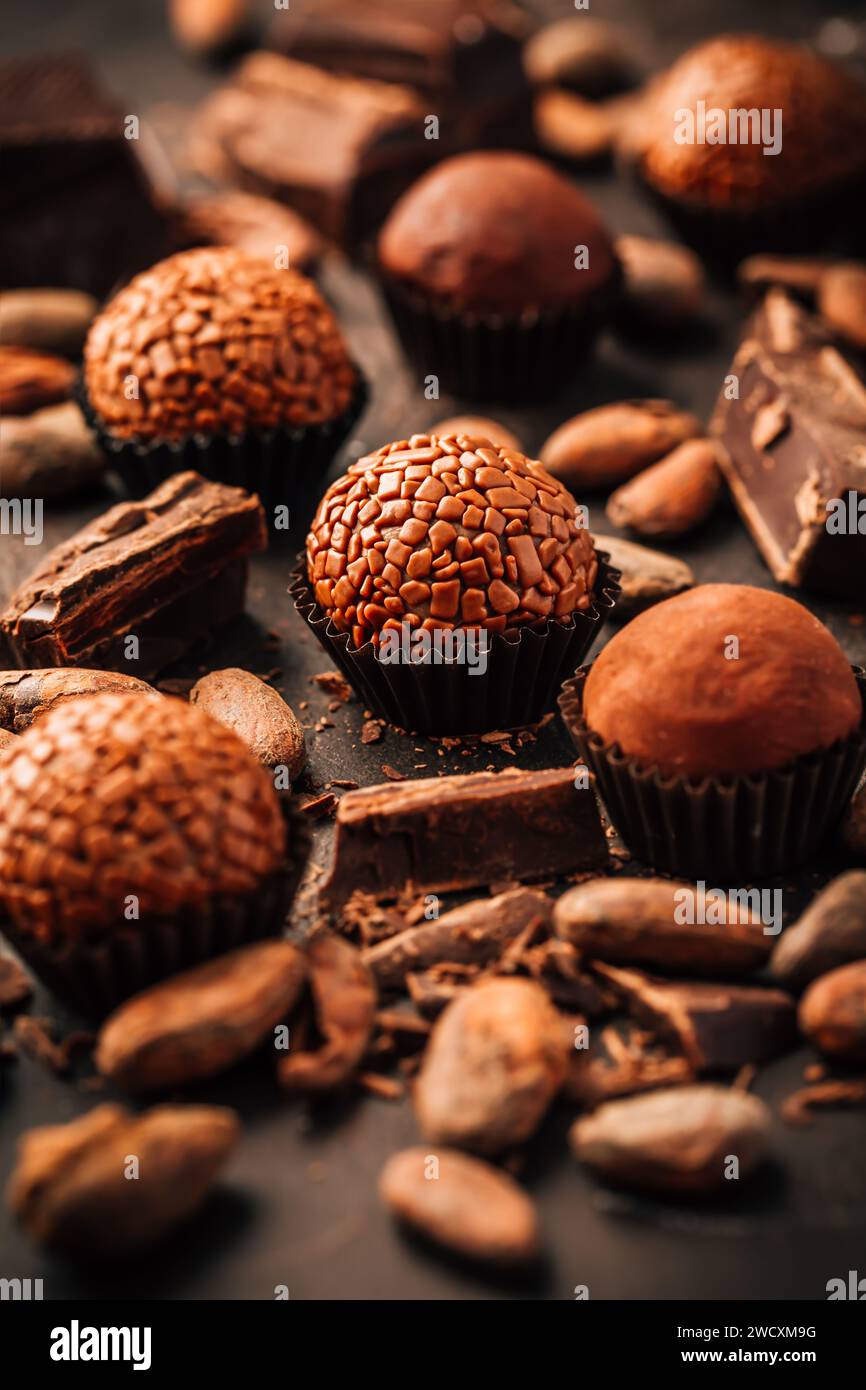 Sucreries maison avec barres de chocolat et fèves de cacao Banque D'Images