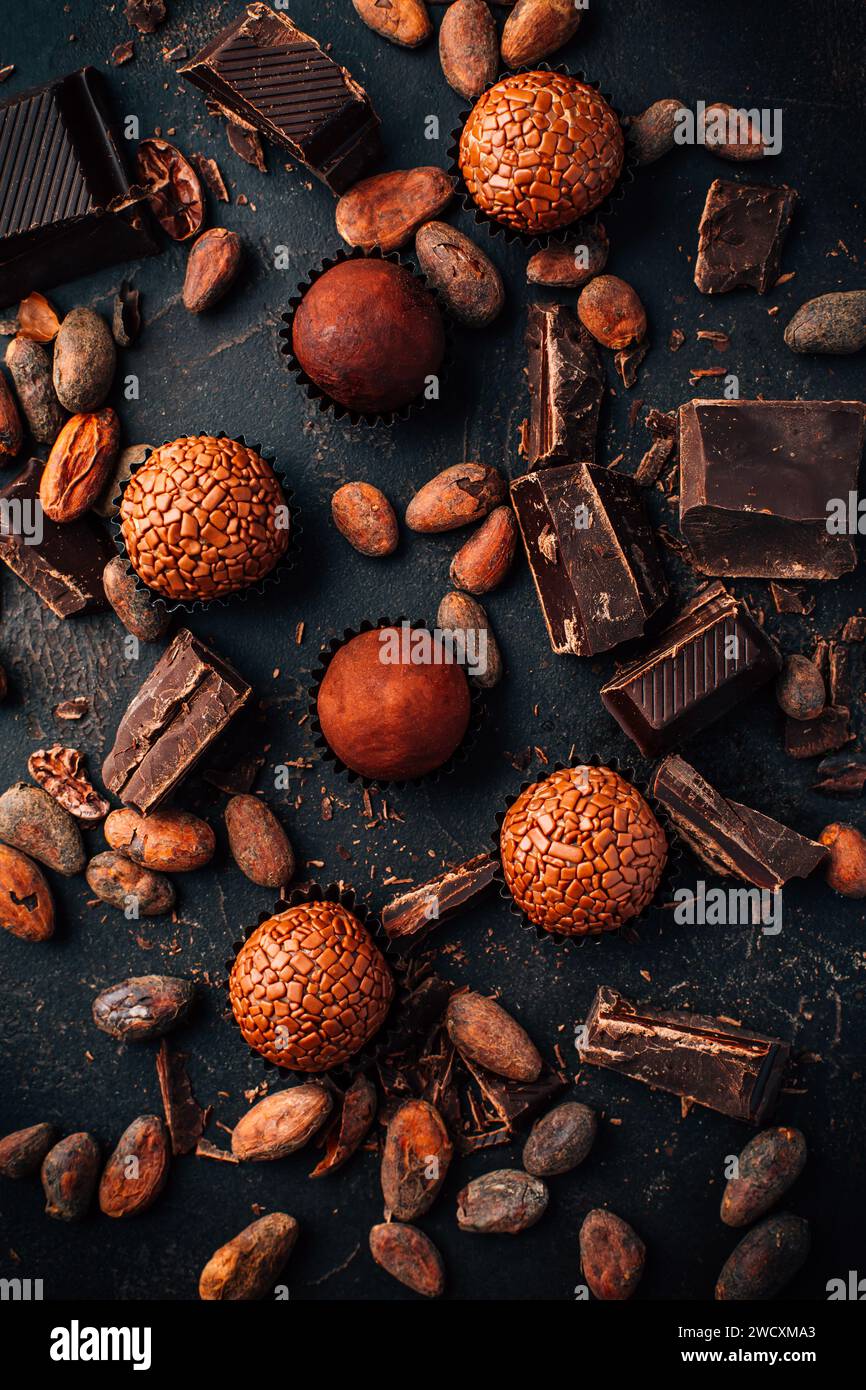 Sucreries maison avec barres de chocolat et fèves de cacao Banque D'Images