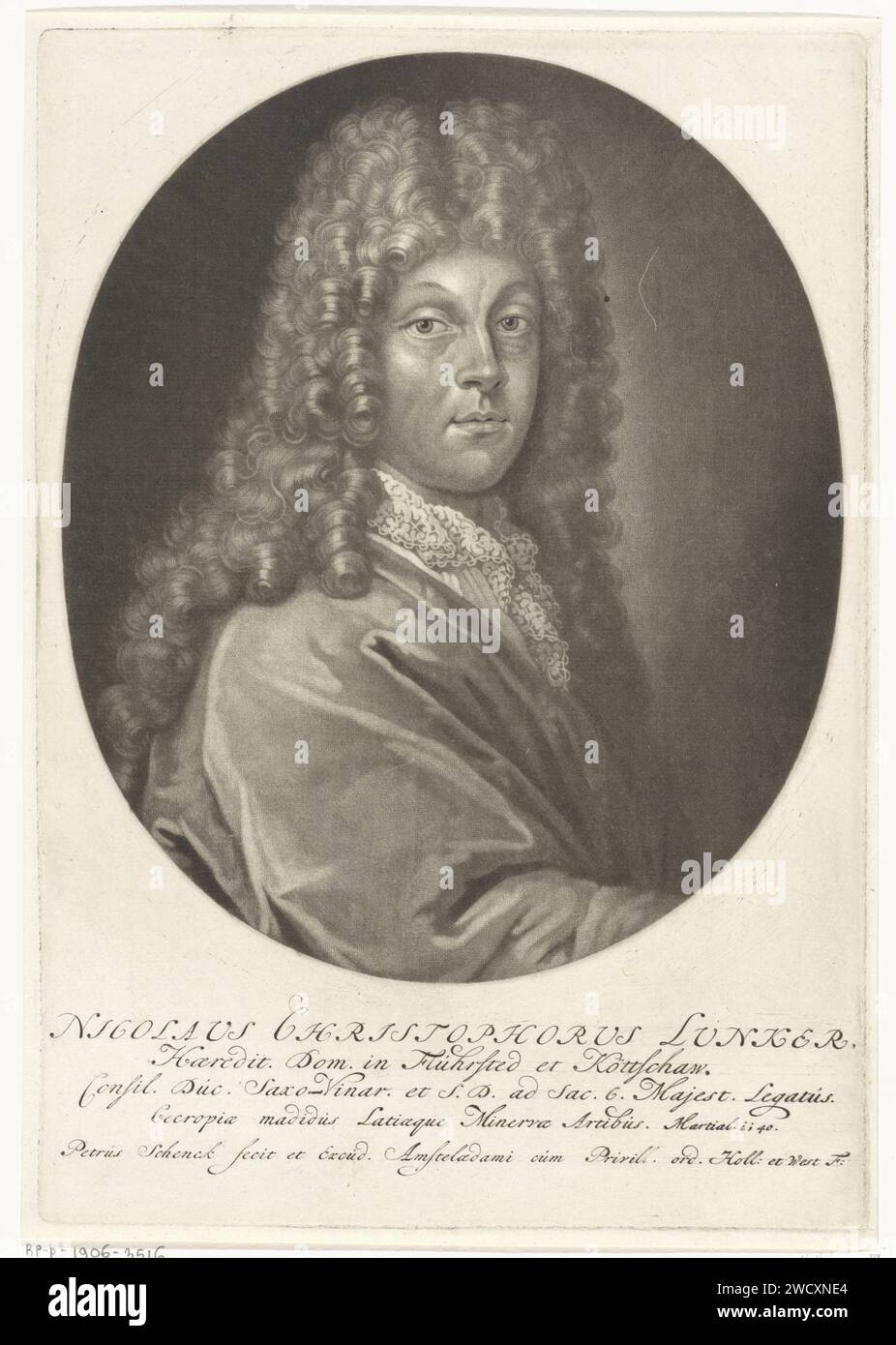 Portrait de Nicolaus Christoph Lunker, Pieter Schenk (I), 1670 - 1713 estampe le diplomate Nicolaus Christoph Lunker. Il porte une longue perruque curl et un col en dentelle. Perruque gravure papier Amsterdam Banque D'Images