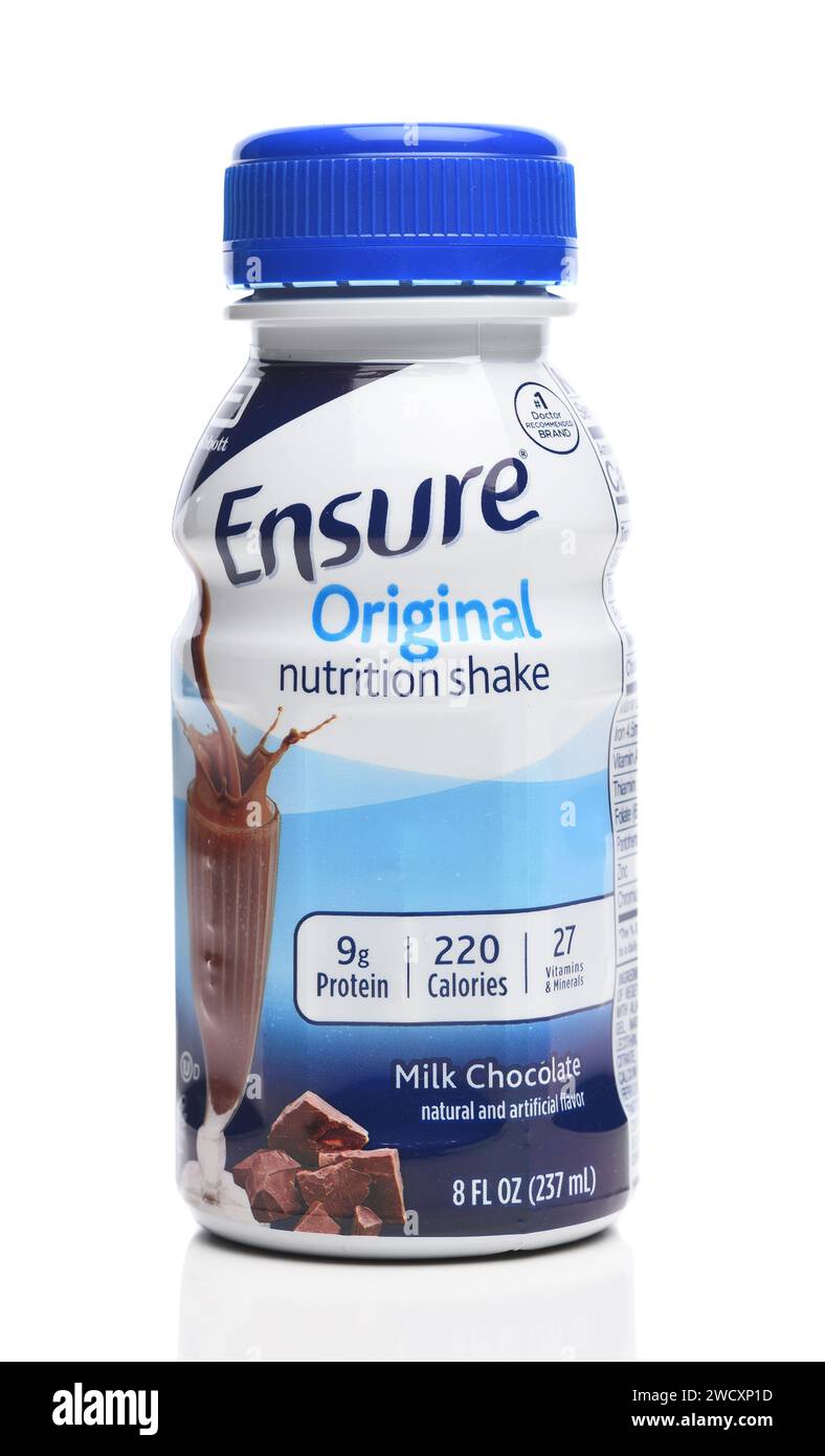IRVINE, CALIFORNIE - 15 JANVIER 2024 : une bouteille d'Ensure Original Nutrition Shake, saveur chocolat au lait. Banque D'Images