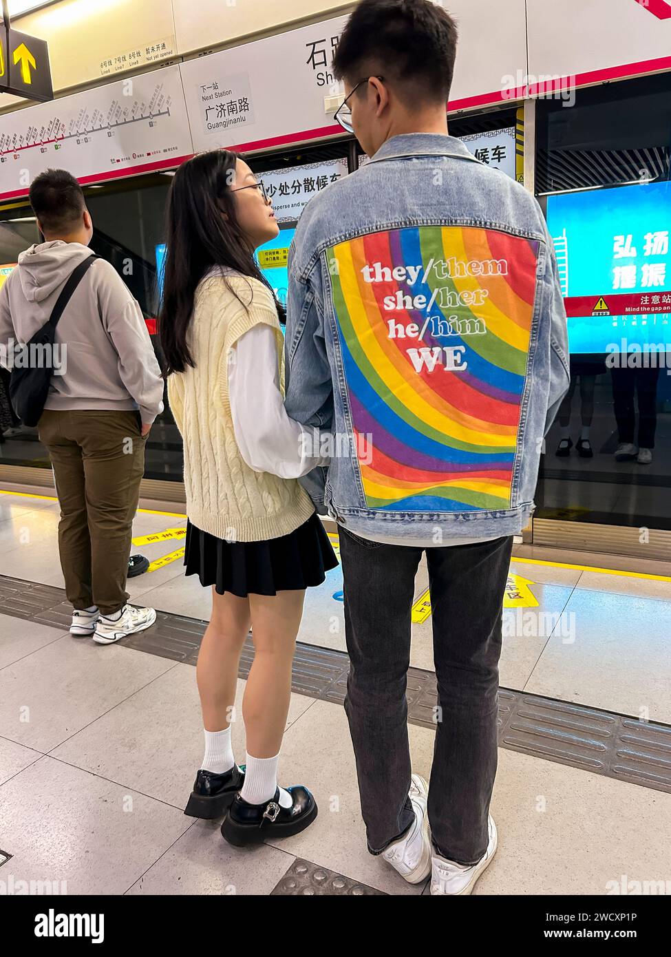 Suzhou, Chine, Station de métro, à l'intérieur, debout par derrière, deux adolescents chinois, homme et femme, LGBTQI+ Clothing Design Waiting for train, adolescents Banque D'Images