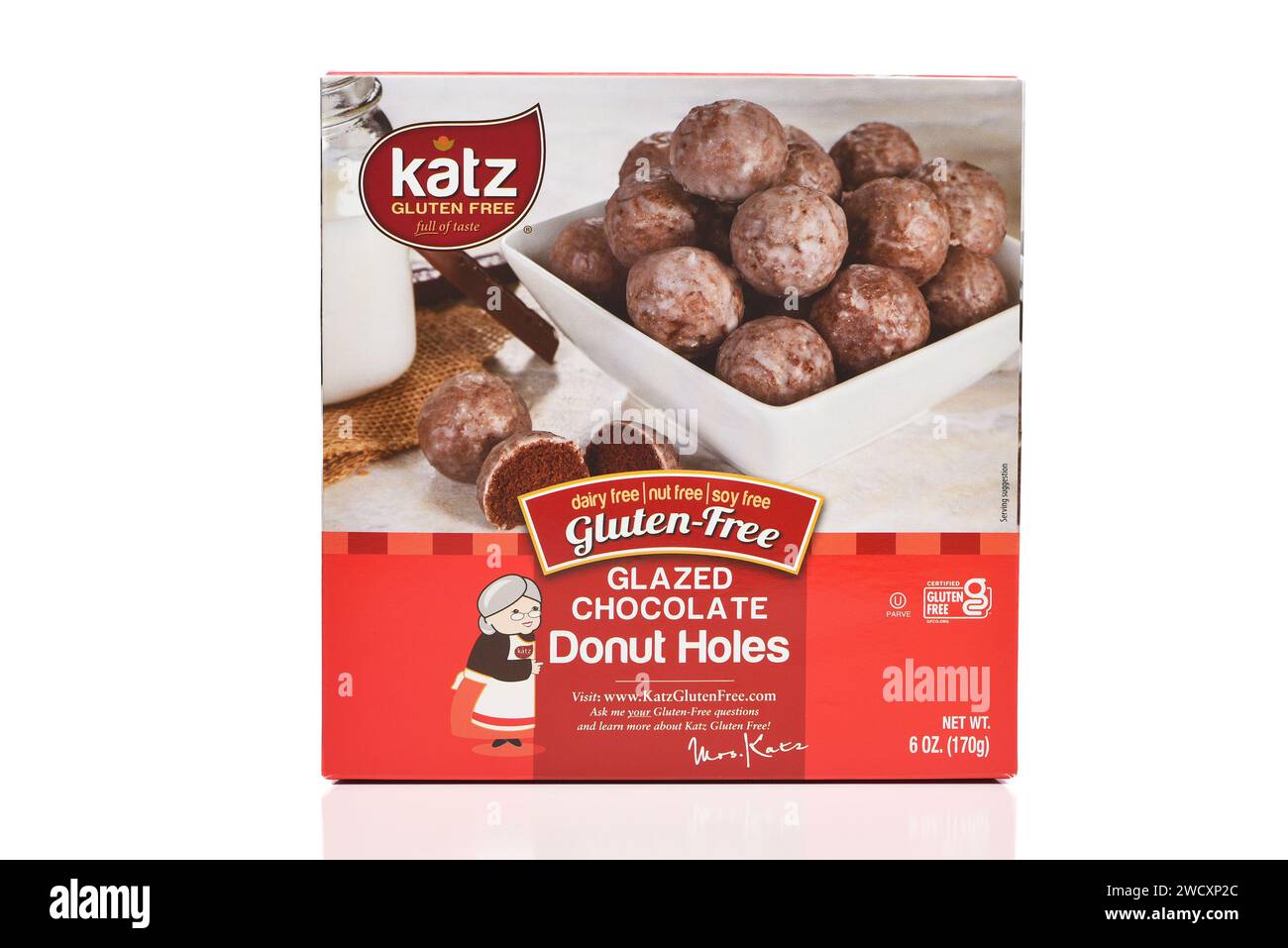 IRVINE, CALIFORNIE - 12 JANVIER 2024 : un paquet de trous Katz gluten Free Chocolate Donut Hole. Banque D'Images