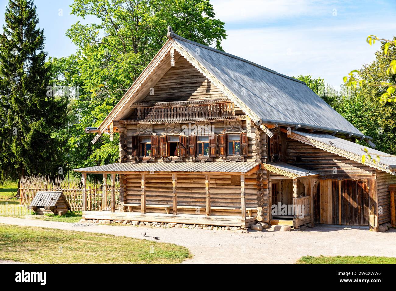 Architecture traditionnelle russe en bois. Maison en bois rétro au village russe en été journée ensoleillée. Village de Vitoslavlitsy, Veliky Novgorod, R. Banque D'Images