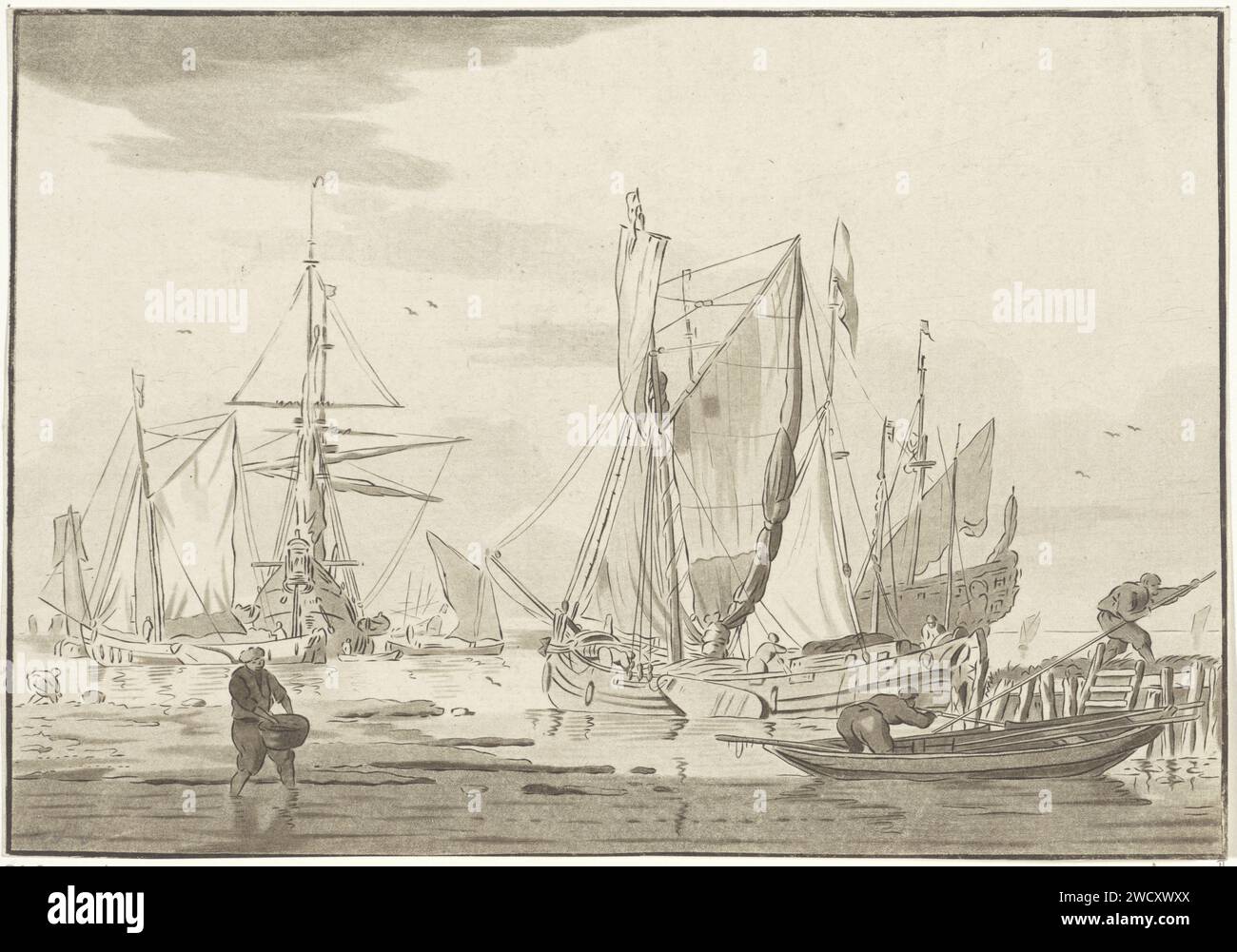 Navires amarrés, Bernhard Schreuder, d'après Willem van de Velde (II), 1767 - 1780 imprimer navires au large de la côte. A gauche un homme avec un panier dans les mains. Bateaux de gravure de papier néerlandais, bateaux sur terre, échoués Banque D'Images