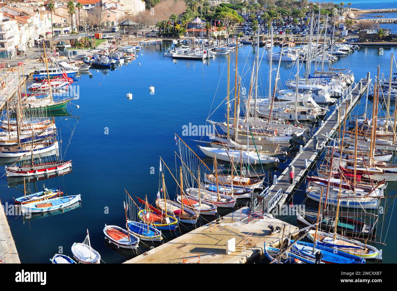 Port de Sanary-sur-Mer depuis la terrasse de la tour médiévale Banque D'Images