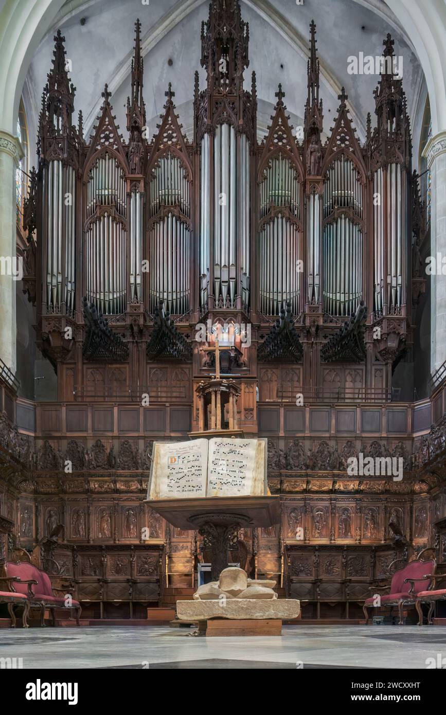 Stalles de chœur réalisées par Rafael de León en bois de noyer et l'orgue merklin Schütze dans la cathédrale de Santa Maria dans la ville de Murcie, Espagne, Europe. Banque D'Images