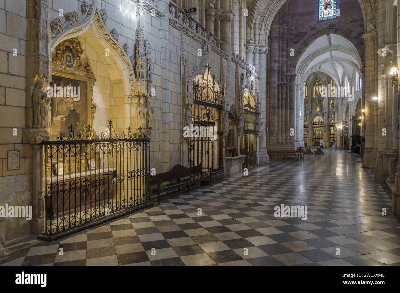 Chapelle et retables dans les nefs et ambulatoire de style gothique méditerranéen à l'intérieur de la cathédrale Sainte-Église de Santa María dans la ville de Murcie Banque D'Images