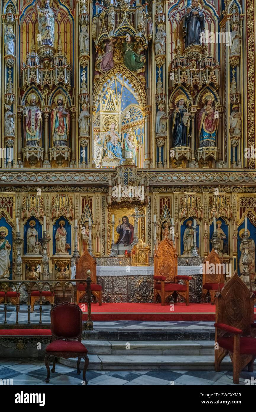 Maître-autel, chapelle royale, tombeau d'Alphonse X le Sage. Retable néo-gothique, image de Santa María de Gracia dans son dressing, cathédrale de Murcie. Banque D'Images