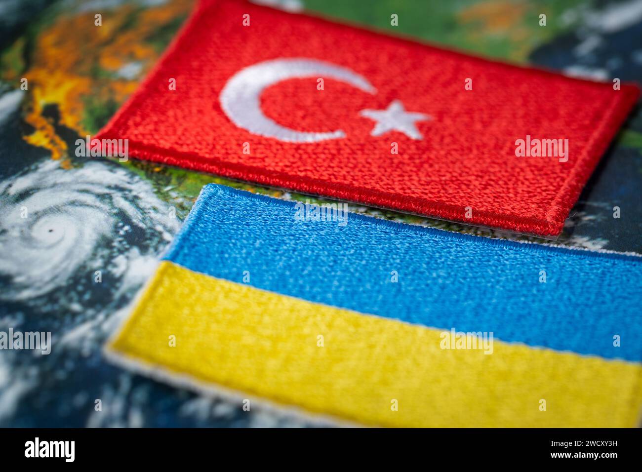 turquie et ukraine, drapeaux de pays sur le fond du globe, concept, relations mutuelles, pays voisins Banque D'Images