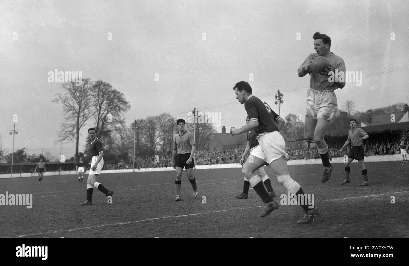 1960, match de football historique, gardien de but sautant dans les airs tenant le ballon au match entre Oxford United et Chelmsford City au Manor Ground, Oxford, Angleterre. Formé sous le nom de Headington F. C en 1893, le club devient Headington United en 1911, puis Oxford United en 1960 lorsqu'ils sont en première division de la Southern League, qu'ils remportent deux saisons de suite. En 1962, ils sont élus (promus) en quatrième division de la Ligue de football après qu'Accrington Stanley ait quitté leur poste. Banque D'Images 1960, match de football historique, gardien de but sautant dans les airs tenant le ballon au match entre Oxford United et Chelmsford City au Manor Ground, Oxford, Angleterre. Formé sous le nom de Headington F. C en 1893, le club devient Headington United en 1911, puis Oxford United en 1960 lorsqu'ils sont en première division de la Southern League, qu'ils remportent deux saisons de suite. En 1962, ils sont élus (promus) en quatrième division de la Ligue de football après qu'Accrington Stanley ait quitté leur poste. Banque D'Images