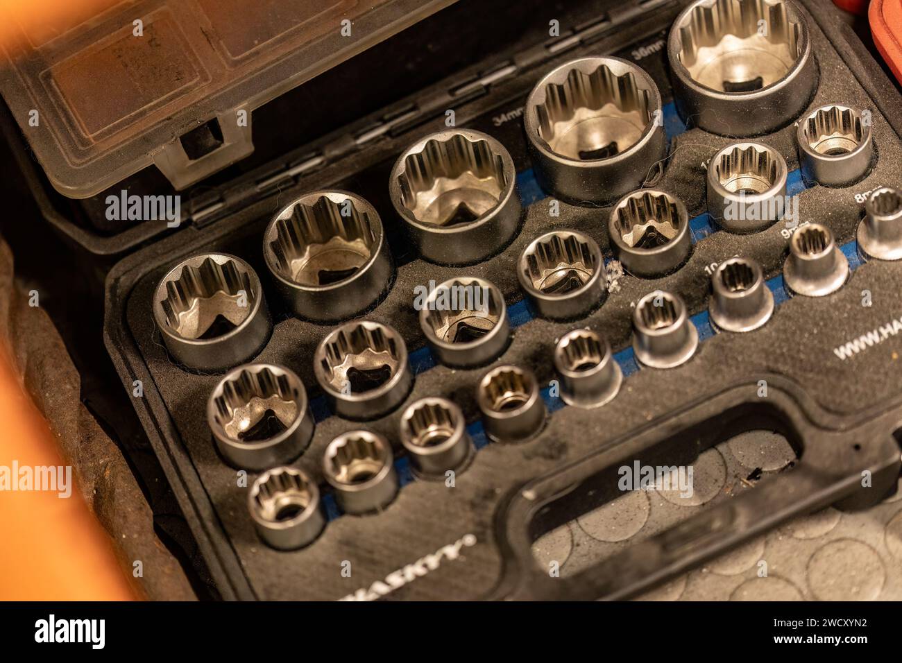 Rome, Italie, 17 janvier 2024 : photo d'un jeu complet de clés à douille, présentant une collection d'outils essentiels pour le travail mécanique. Banque D'Images
