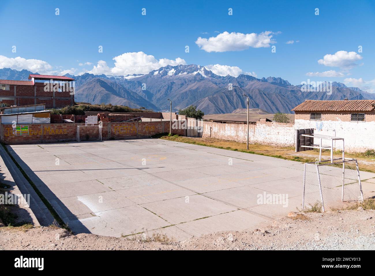 Un petit terrain de football vide dans le village de Maras au Pérou Banque D'Images