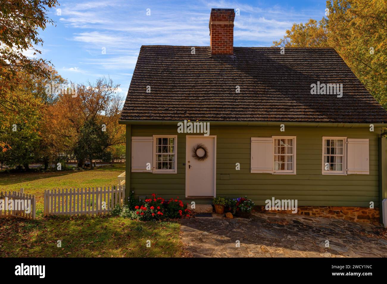 Old Salem, Caroline du Nord, États-Unis - 26 octobre 2023 : mignon petit cottage et résidents privés dans cette ville historique. Banque D'Images