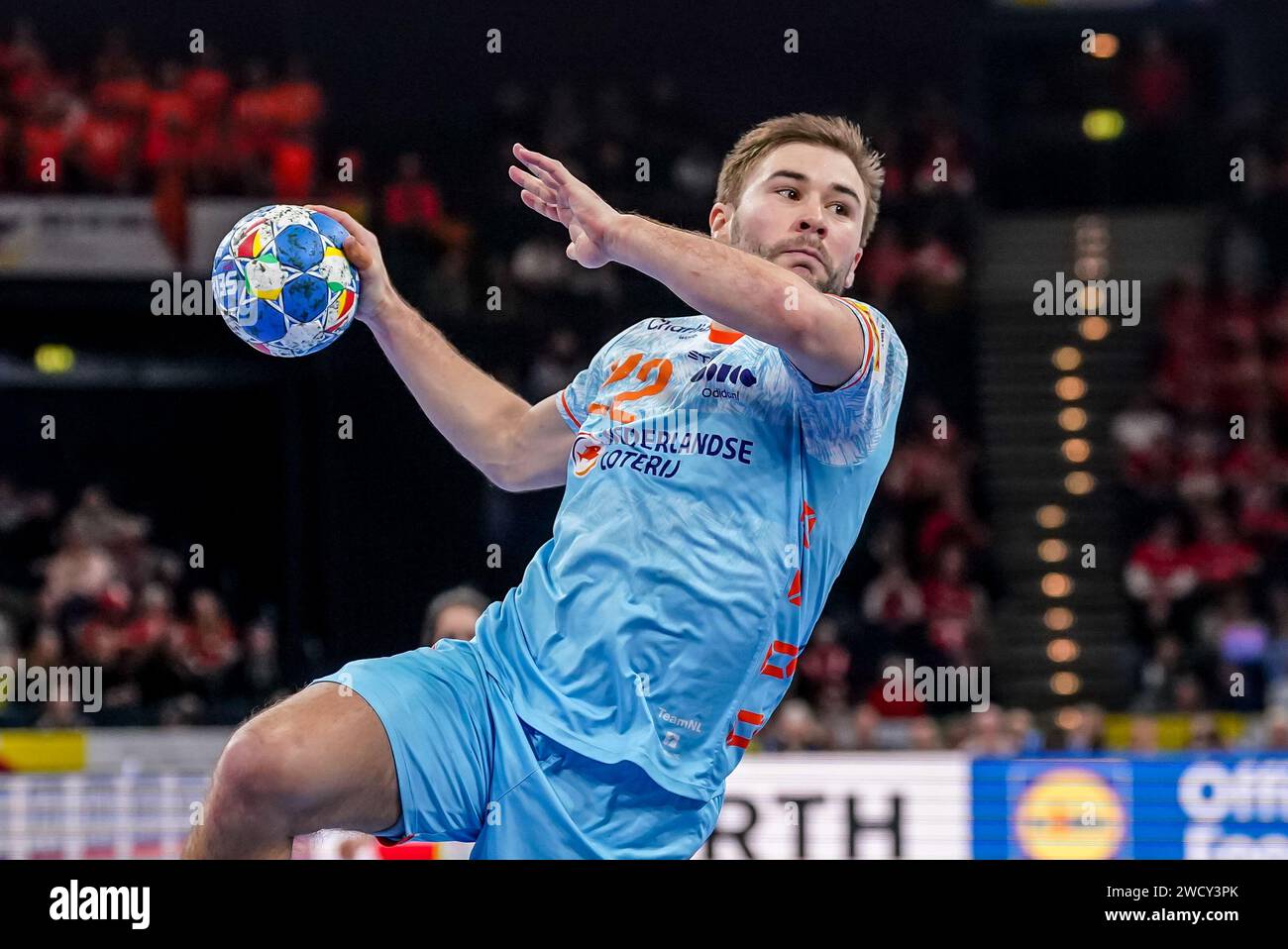 Hambourg, Allemagne. 17 janvier 2024. HAMBOURG, ALLEMAGNE - 17 JANVIER : Luc Steins des pays-Bas tire pour marquer lors du main Round Match de l'EHF Euro 2024 entre le Danemark et les pays-Bas au Barclays Arena le 17 janvier 2024 à Hambourg, Allemagne. (Photo Henk Seppen/Orange Pictures) crédit : Orange pics BV/Alamy Live News Banque D'Images