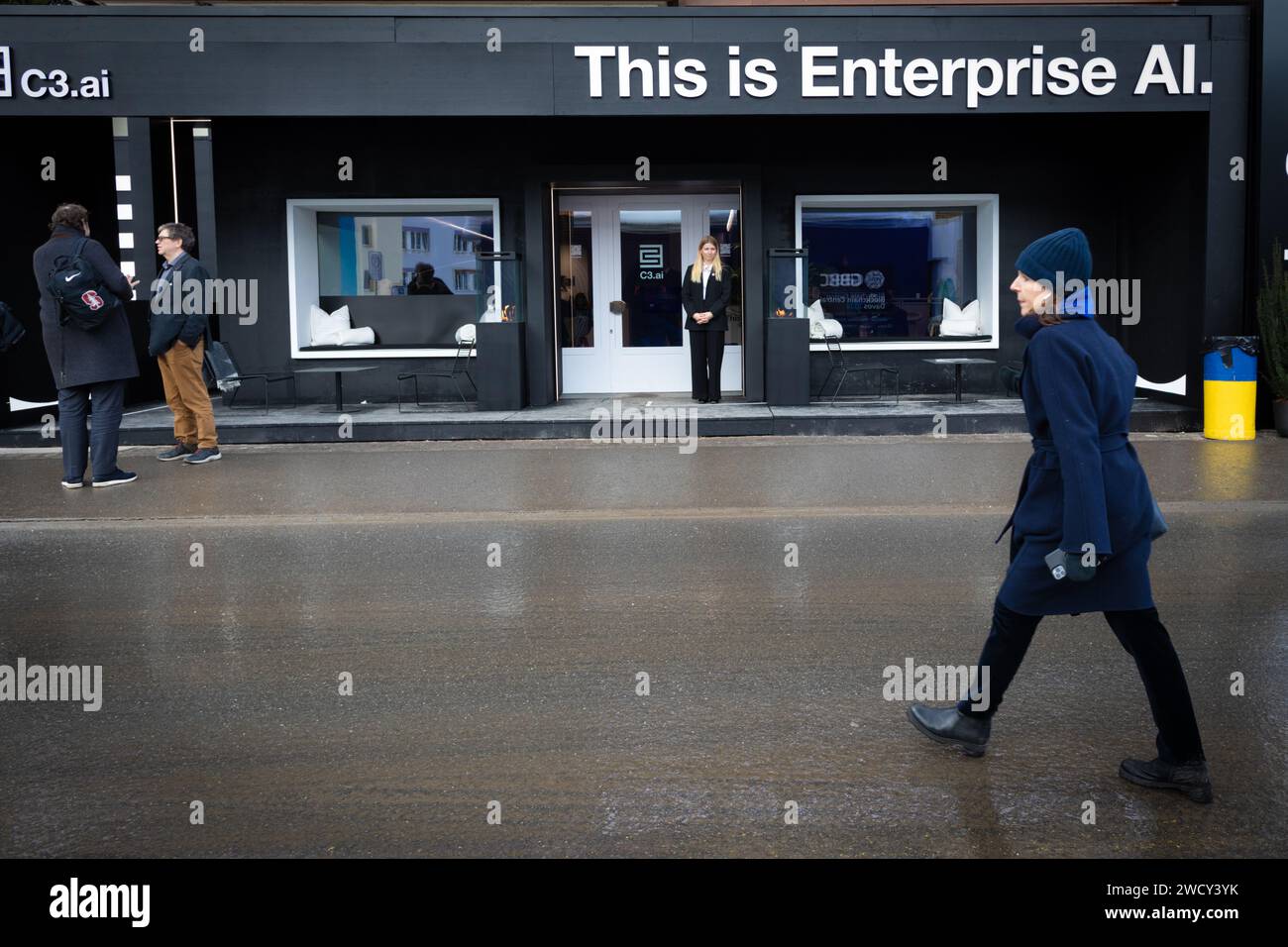 Une personne passe devant un stand temporaire d’IA le long de la Promenade principale qui est dominée par l’IA cette année, avec des entreprises d’intelligence artificielle qui bordent la rue à la recherche d’investissements potentiels et la possibilité de réseauter avec les participants au Forum économique mondial. Organisé par Klaus Schwab, le thème du 54e Forum économique mondial (WEF) est de restaurer la confiance dans l'avenir au sein des sociétés et entre les nations. L'événement WEF d'une semaine rassemble des leaders mondiaux et des leaders de l'industrie pour façonner l'avenir du monde. (Photo Andy Barton/SOPA Images/Sipa USA) Banque D'Images