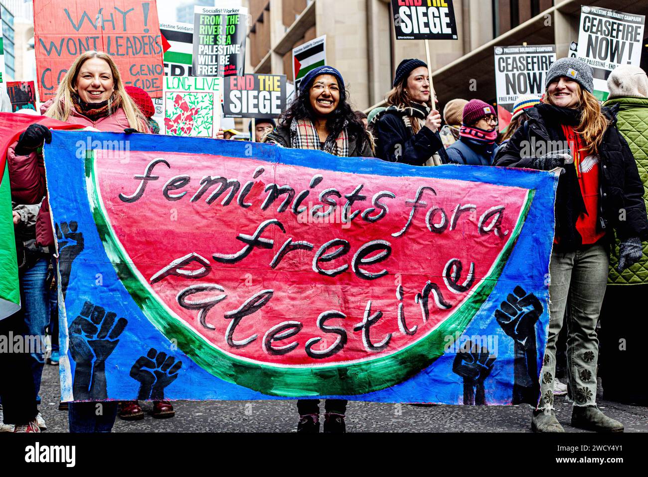 Une journée mondiale de manifestations a attiré des milliers de personnes, dont des enfants, qui ont traversé le centre de Londres pour une marche pro-palestinienne, qui fait partie d’une journée mondiale d’action contre la guerre la plus longue et la plus meurtrière entre Israël et les Palestiniens depuis 75 ans. Les manifestants ont brandi des banderoles, des drapeaux et des pancartes alors qu'ils marchaient le long du remblai près de la Tamise en soutien au peuple palestinien à Gaza. Londres, Royaume-Uni. Banque D'Images