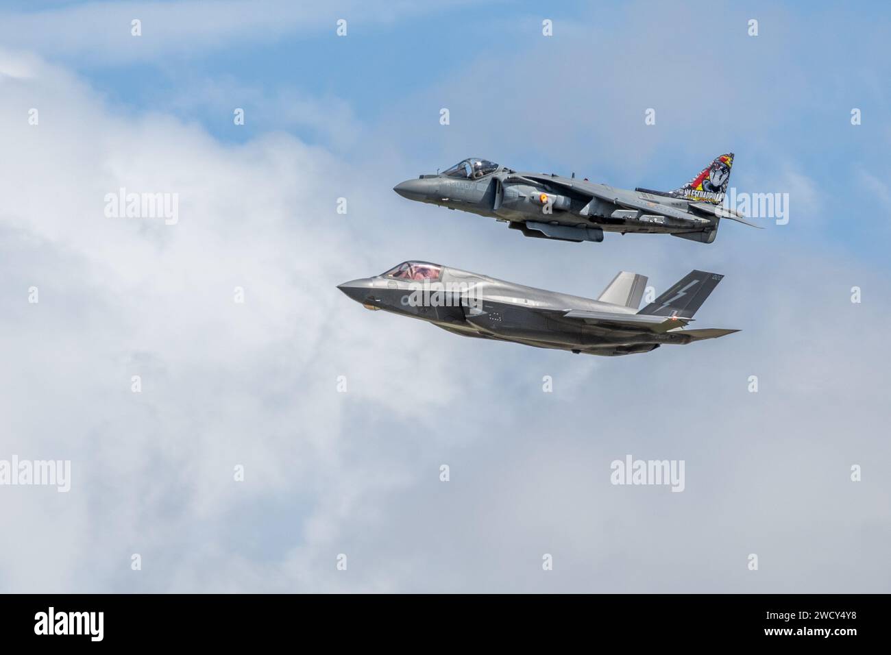 Marine espagnole McDonnell Douglas AV-8B Harrier II & Royal Air Force Lockheed Martin F-35 Lightning II, aéroporté au Royal International Air Tattoo 23 Banque D'Images