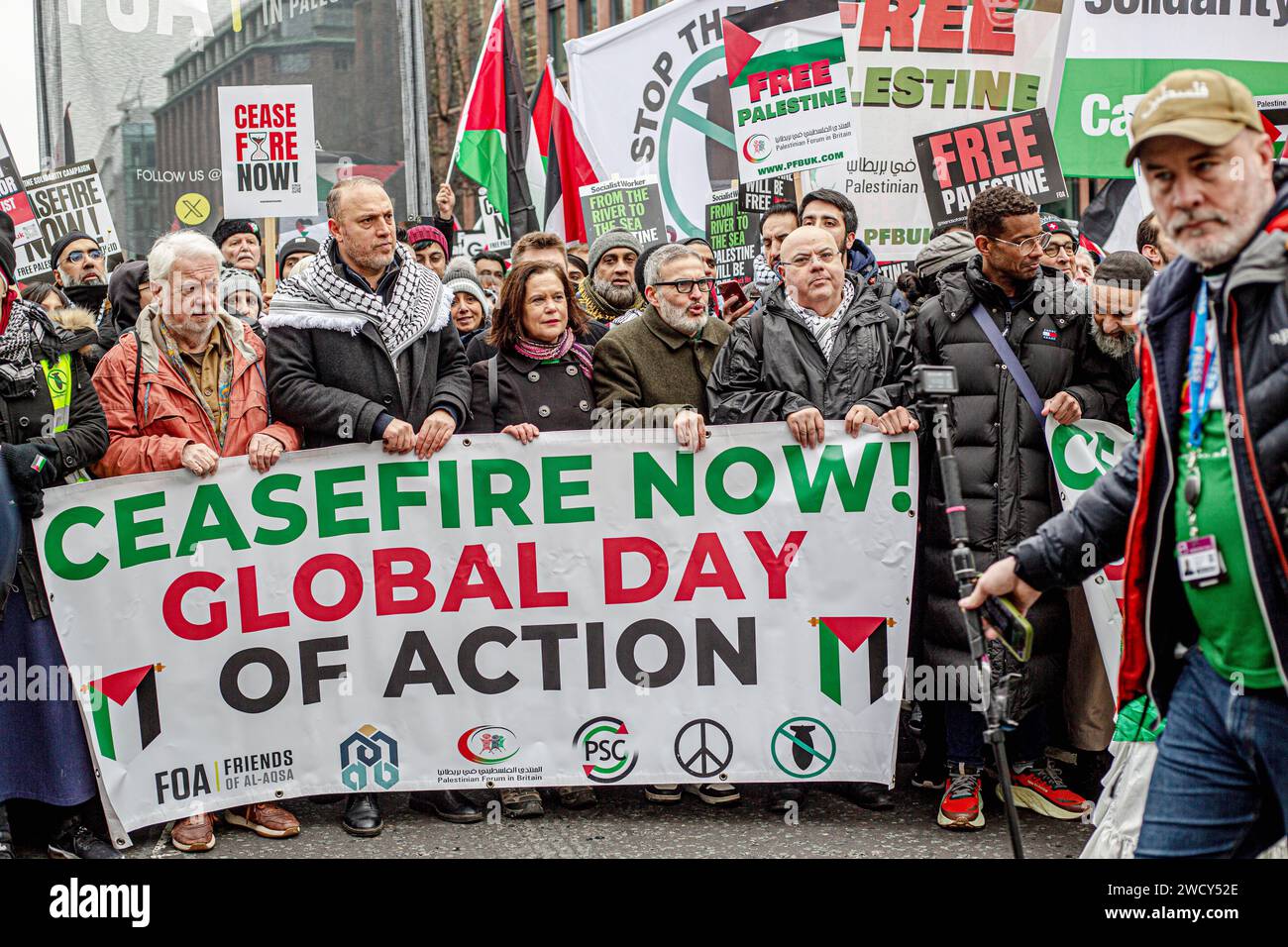 Une journée mondiale de manifestations a attiré des milliers de personnes, dont des enfants, qui ont traversé le centre de Londres pour une marche pro-palestinienne, qui fait partie d’une journée mondiale d’action contre la guerre la plus longue et la plus meurtrière entre Israël et les Palestiniens depuis 75 ans. Les manifestants ont brandi des banderoles, des drapeaux et des pancartes alors qu'ils marchaient le long du remblai près de la Tamise en soutien au peuple palestinien à Gaza. Londres, Royaume-Uni. Banque D'Images