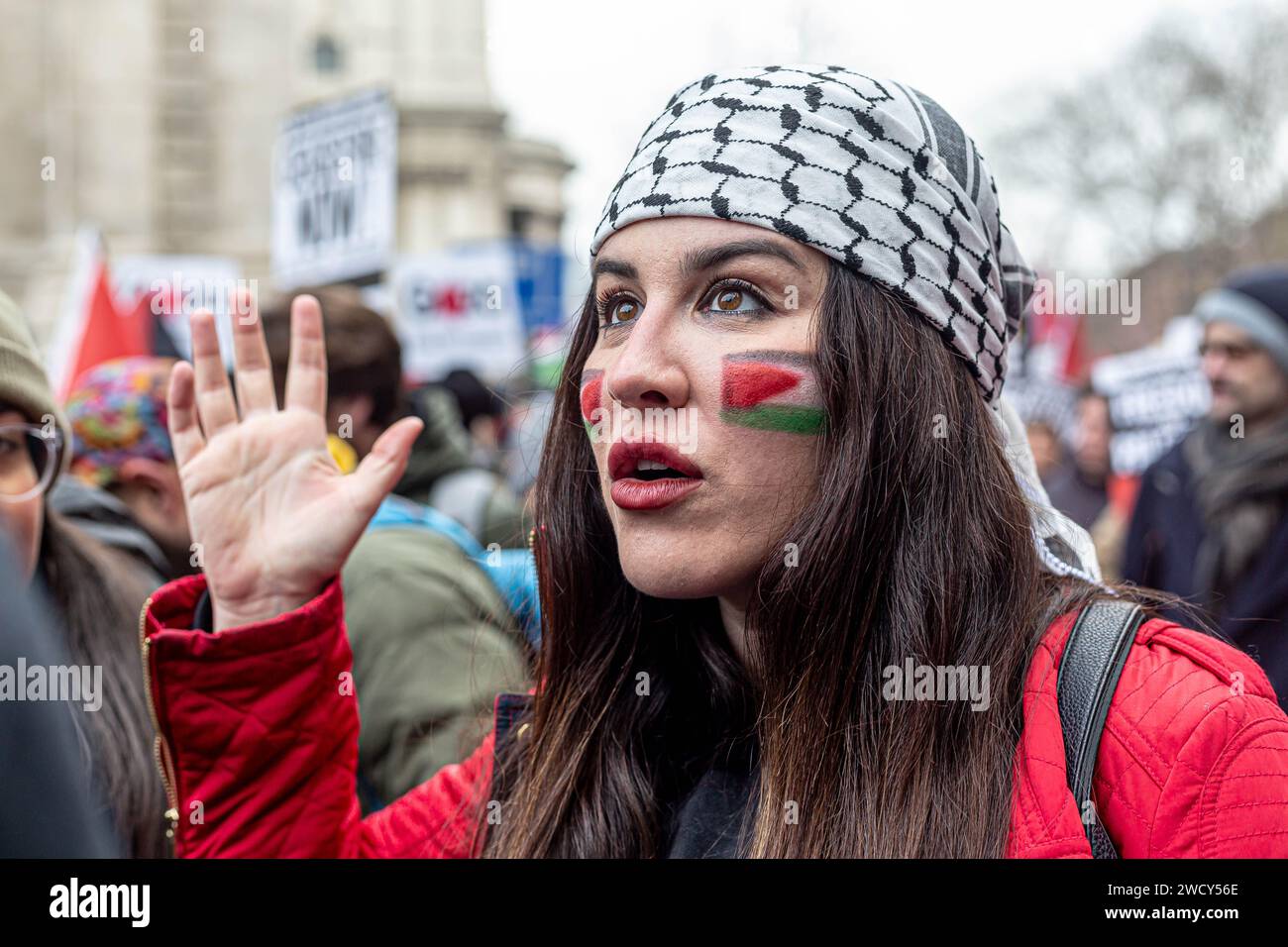Une journée mondiale de manifestations a attiré des milliers de personnes, dont des enfants, qui ont traversé le centre de Londres pour une marche pro-palestinienne, qui fait partie d’une journée mondiale d’action contre la guerre la plus longue et la plus meurtrière entre Israël et les Palestiniens depuis 75 ans. Les manifestants ont brandi des banderoles, des drapeaux et des pancartes alors qu'ils marchaient le long du remblai près de la Tamise en soutien au peuple palestinien à Gaza. Londres, Royaume-Uni. Banque D'Images