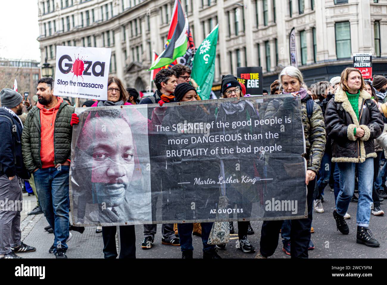 Une journée mondiale de manifestations a attiré des milliers de personnes, dont des enfants, qui ont traversé le centre de Londres pour une marche pro-palestinienne, qui fait partie d’une journée mondiale d’action contre la guerre la plus longue et la plus meurtrière entre Israël et les Palestiniens depuis 75 ans. Les manifestants ont brandi des banderoles, des drapeaux et des pancartes alors qu'ils marchaient le long du remblai près de la Tamise en soutien au peuple palestinien à Gaza. Londres, Royaume-Uni. Banque D'Images