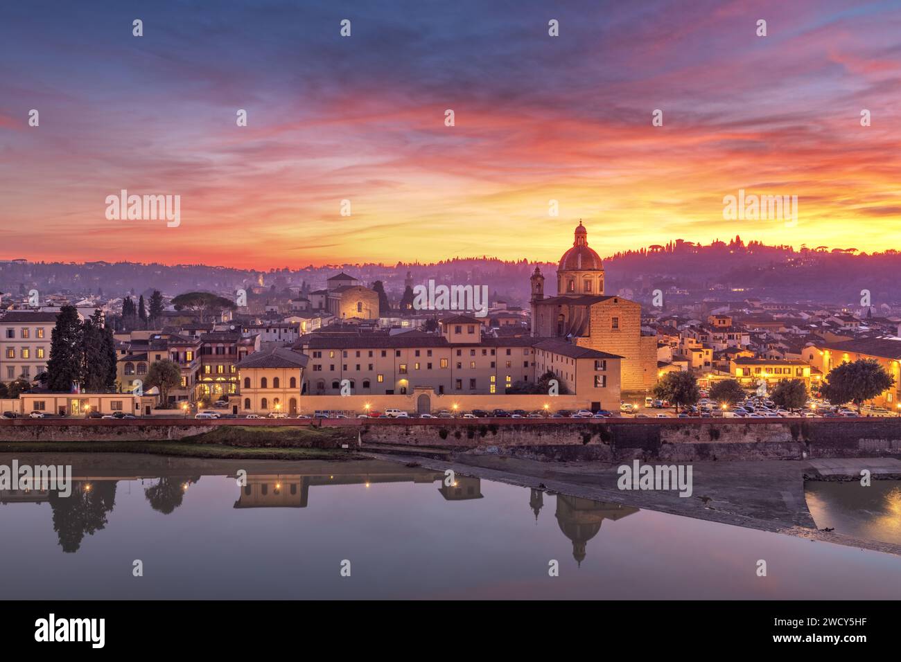 Florence, Italie avec San Frediano à Cestello sur la rivière Arno au crépuscule. Banque D'Images