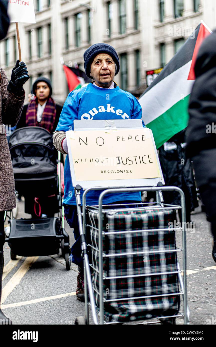 Une journée mondiale de manifestations a attiré des milliers de personnes, dont des enfants, qui ont traversé le centre de Londres pour une marche pro-palestinienne, qui fait partie d’une journée mondiale d’action contre la guerre la plus longue et la plus meurtrière entre Israël et les Palestiniens depuis 75 ans. Les manifestants ont brandi des banderoles, des drapeaux et des pancartes alors qu'ils marchaient le long du remblai près de la Tamise en soutien au peuple palestinien à Gaza. Londres, Royaume-Uni. Banque D'Images