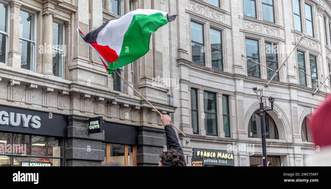 Une journée mondiale de manifestations a attiré des milliers de personnes, dont des enfants, qui ont traversé le centre de Londres pour une marche pro-palestinienne, qui fait partie d’une journée mondiale d’action contre la guerre la plus longue et la plus meurtrière entre Israël et les Palestiniens depuis 75 ans. Les manifestants ont brandi des banderoles, des drapeaux et des pancartes alors qu'ils marchaient le long du remblai près de la Tamise en soutien au peuple palestinien à Gaza. Londres, Royaume-Uni. Banque D'Images