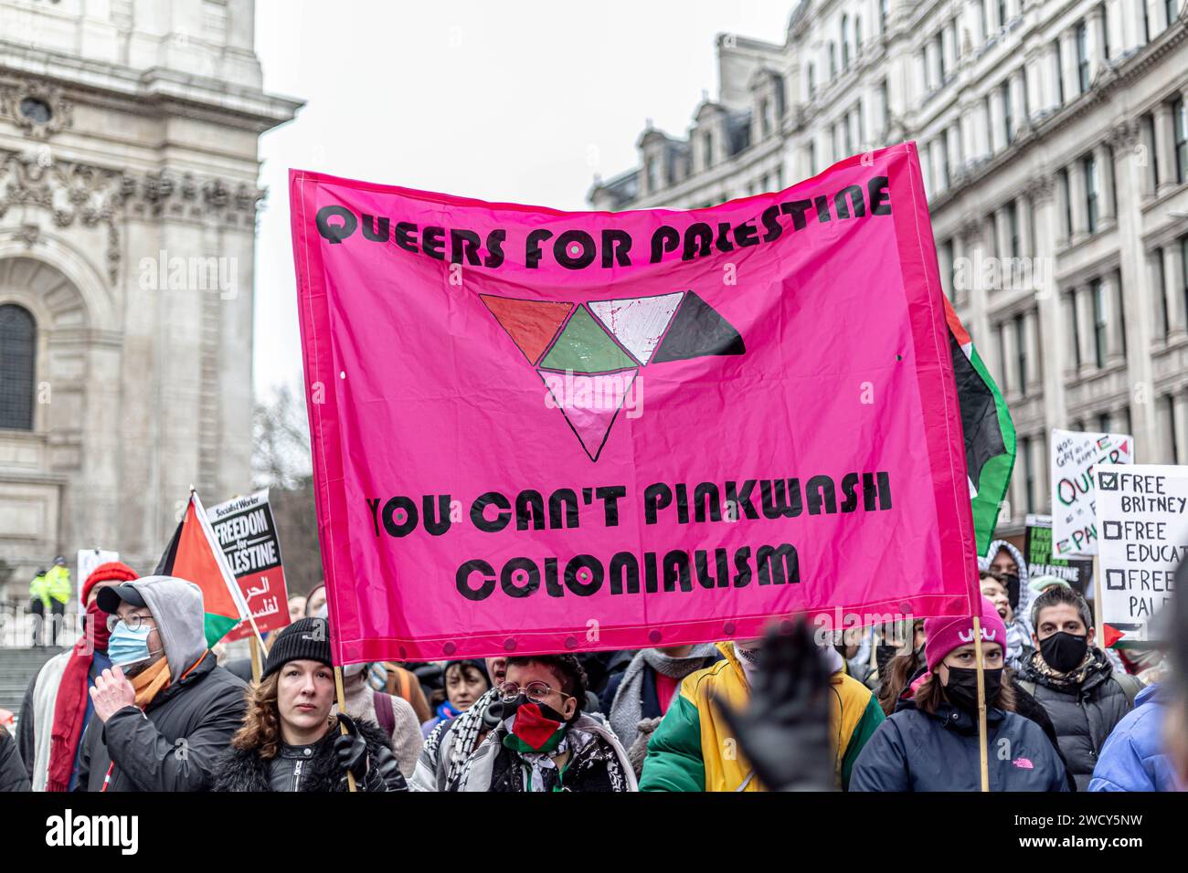 Une journée mondiale de manifestations a attiré des milliers de personnes, dont des enfants, qui ont traversé le centre de Londres pour une marche pro-palestinienne, qui fait partie d’une journée mondiale d’action contre la guerre la plus longue et la plus meurtrière entre Israël et les Palestiniens depuis 75 ans. Les manifestants ont brandi des banderoles, des drapeaux et des pancartes alors qu'ils marchaient le long du remblai près de la Tamise en soutien au peuple palestinien à Gaza. Londres, Royaume-Uni. Banque D'Images