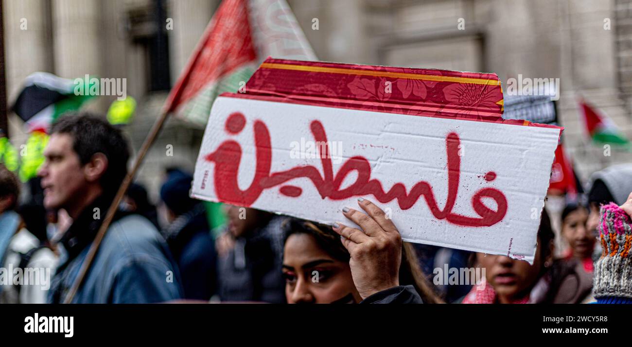 Une journée mondiale de manifestations a attiré des milliers de personnes, dont des enfants, qui ont traversé le centre de Londres pour une marche pro-palestinienne, qui fait partie d’une journée mondiale d’action contre la guerre la plus longue et la plus meurtrière entre Israël et les Palestiniens depuis 75 ans. Les manifestants ont brandi des banderoles, des drapeaux et des pancartes alors qu'ils marchaient le long du remblai près de la Tamise en soutien au peuple palestinien à Gaza. Londres, Royaume-Uni. Banque D'Images