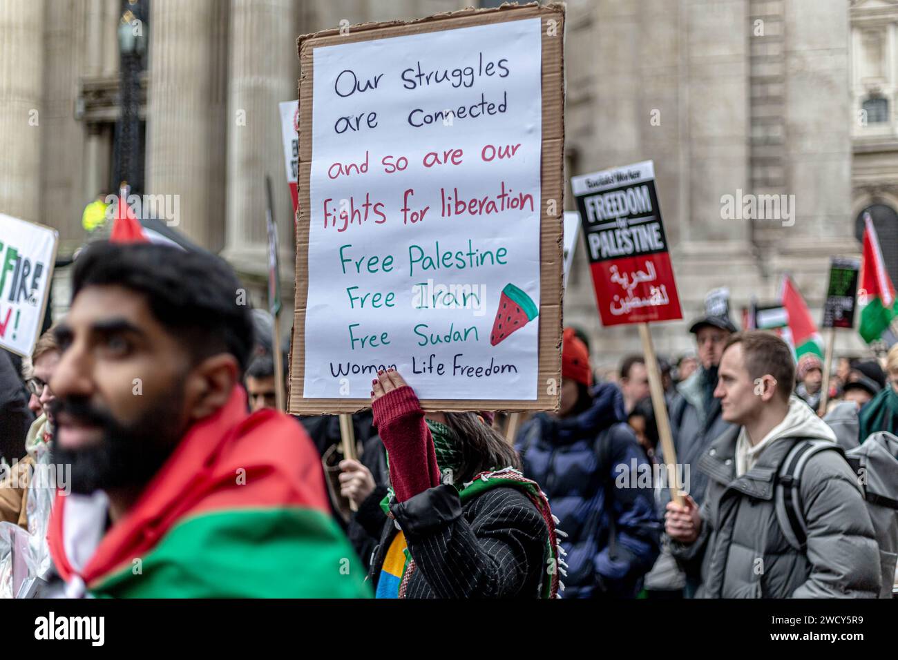 Une journée mondiale de manifestations a attiré des milliers de personnes, dont des enfants, qui ont traversé le centre de Londres pour une marche pro-palestinienne, qui fait partie d’une journée mondiale d’action contre la guerre la plus longue et la plus meurtrière entre Israël et les Palestiniens depuis 75 ans. Les manifestants ont brandi des banderoles, des drapeaux et des pancartes alors qu'ils marchaient le long du remblai près de la Tamise en soutien au peuple palestinien à Gaza. Londres, Royaume-Uni. Banque D'Images