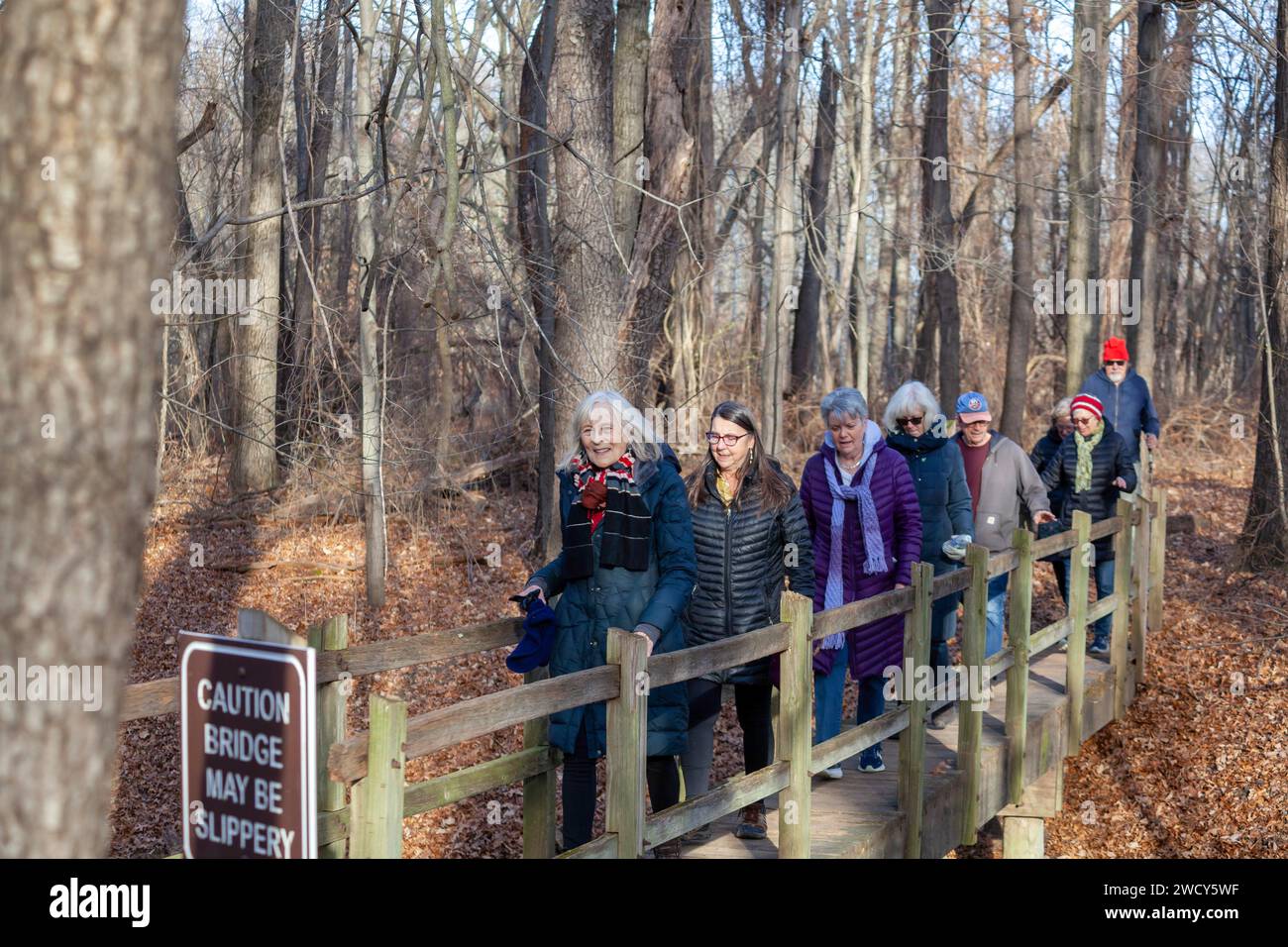 Milford, Michigan - Un groupe de personnes âgées en randonnée sur un sentier naturel à Kensington Metropark. Banque D'Images