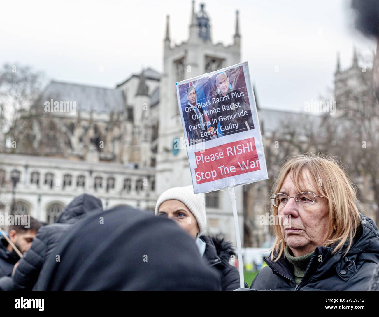 Une journée mondiale de manifestations a attiré des milliers de personnes, dont des enfants, qui ont traversé le centre de Londres pour une marche pro-palestinienne, qui fait partie d’une journée mondiale d’action contre la guerre la plus longue et la plus meurtrière entre Israël et les Palestiniens depuis 75 ans. Les manifestants ont brandi des banderoles, des drapeaux et des pancartes alors qu'ils marchaient le long du remblai près de la Tamise en soutien au peuple palestinien à Gaza. Londres, Royaume-Uni. Banque D'Images