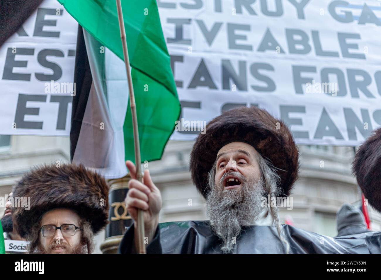 Une journée mondiale de manifestations a attiré des milliers de personnes, dont des enfants, qui ont traversé le centre de Londres pour une marche pro-palestinienne, qui fait partie d’une journée mondiale d’action contre la guerre la plus longue et la plus meurtrière entre Israël et les Palestiniens depuis 75 ans. Les manifestants ont brandi des banderoles, des drapeaux et des pancartes alors qu'ils marchaient le long du remblai près de la Tamise en soutien au peuple palestinien à Gaza. Londres, Royaume-Uni. Banque D'Images