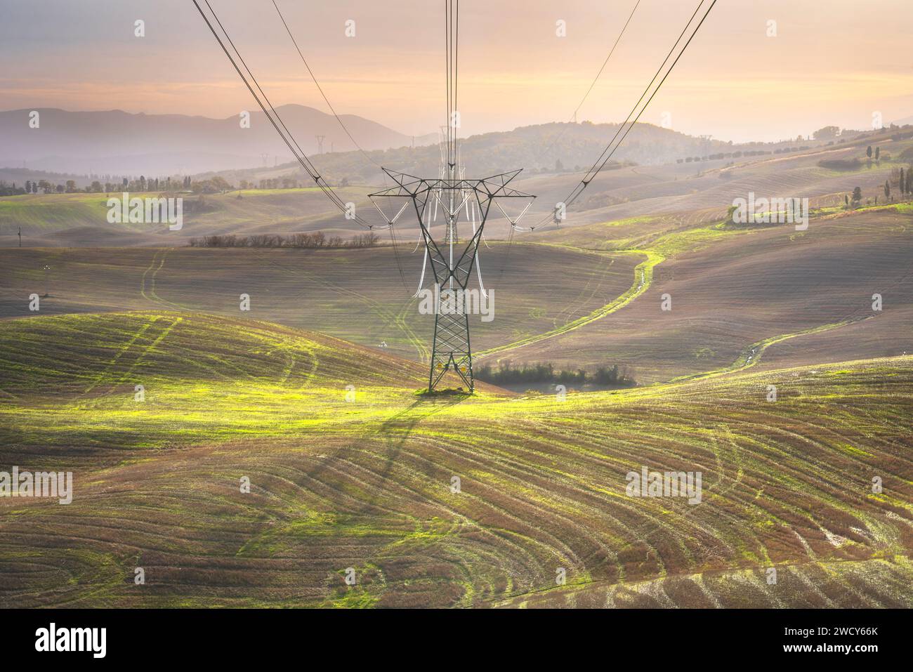 Tour de transmission électrique qui supporte une ligne électrique aérienne dans le paysage toscan. Italie Banque D'Images