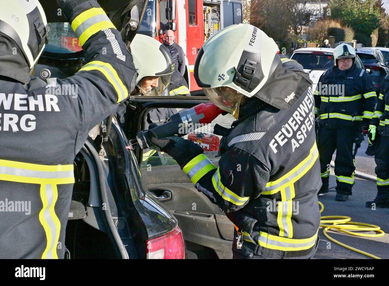 ***INFOUPDATE PRESSEMITTEILUNG*** Schwerer Unfall in Tempo 30-zone - Feuerwehr Asperg Muss Fahrerin von Kleinwagen retten 16.01.2024 : Pressemitteilung des Polizeipräsidiums Ludwigsburg : Polizeipräsidium Ludwigsburg POL-LB : Asperg: Unfall mit schwer verletzter Fahrzeuglenkerin Ludwigsburg ots Eine schwer verletzte person und ein Sachschaden von rund 20,000 Euro sind die Bilanz eines Verkehrsunfalls, der sich am Dienstag 16.01.2024 gegen 13:15 Uhr in der Eisenbahnstraße in Asperg ereignete. Eine 57-jährige Renault-Lenkerin parkte mit ihrem Fahrzeug aus einer Parklücke am Fahrbahnrand der Eisenba Banque D'Images