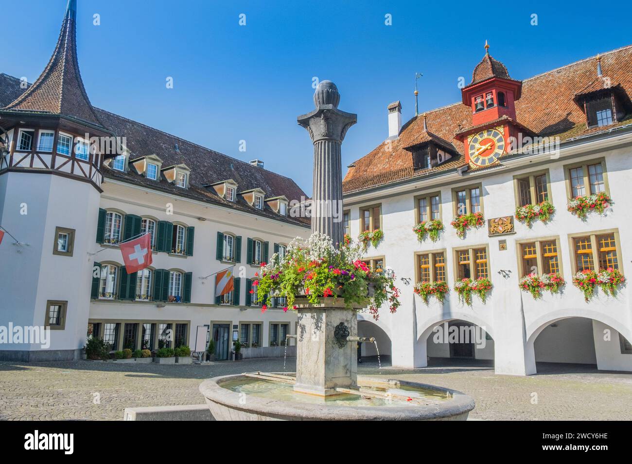 Belle place avec des bâtiments classiques dans la vieille ville historique de Thoune, Suisse Banque D'Images