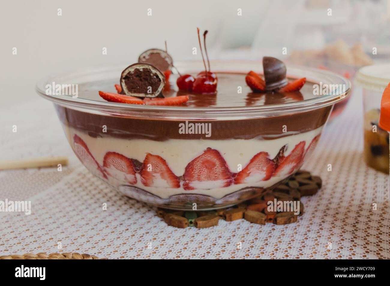 dessert en couches de crème avec fraise et chocolat Banque D'Images