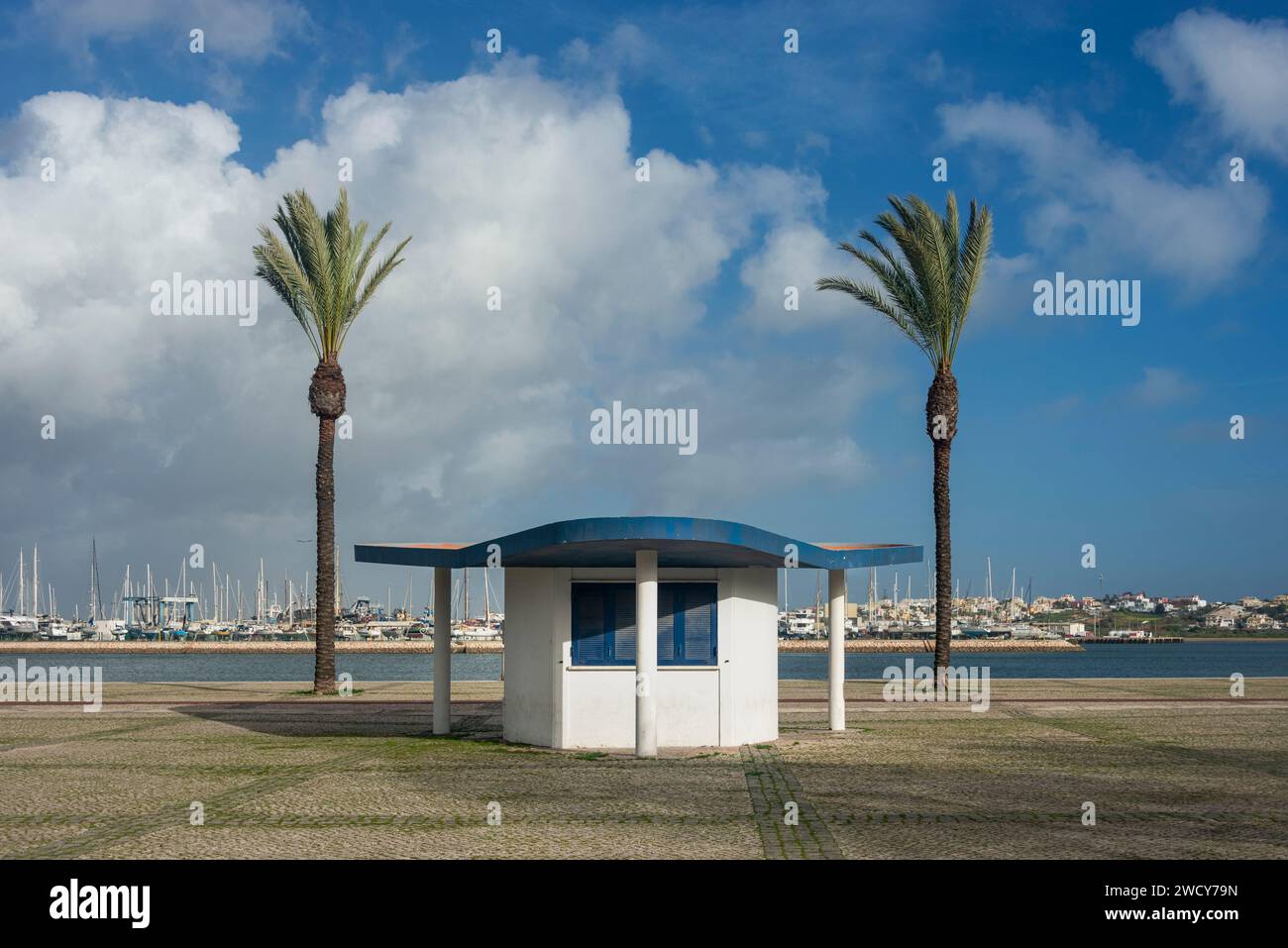 Remblai de Portimao avec palmiers et abri bleu et blanc. Banque D'Images