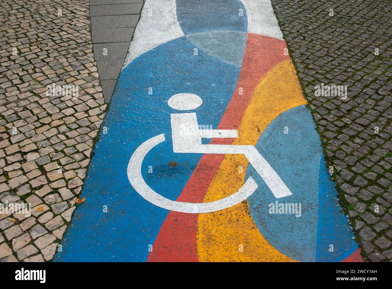 chemin pour personnes handicapées à travers une rue pavée Banque D'Images