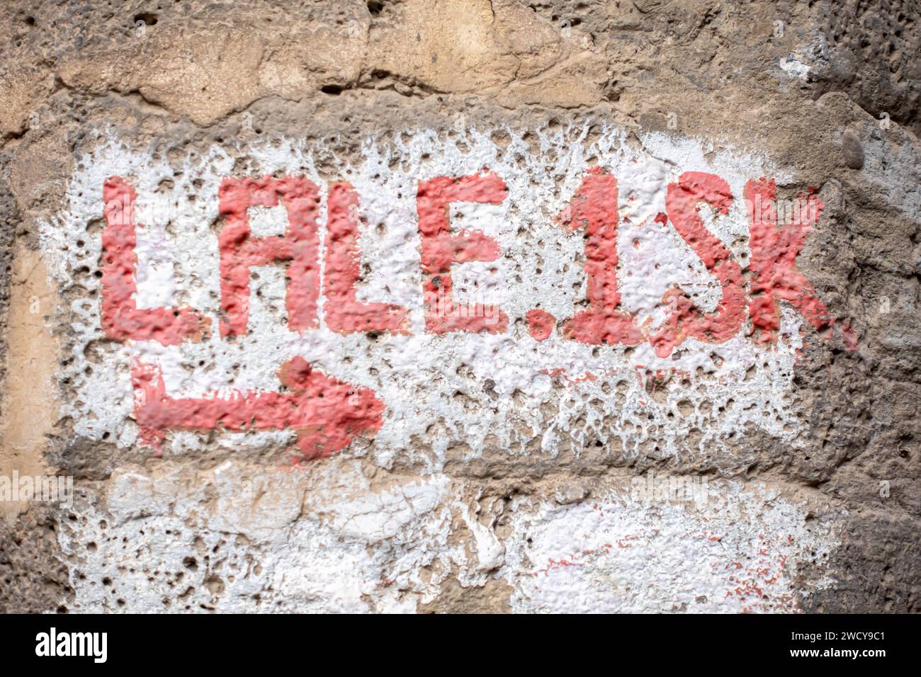 Adresse peinte avec flèche dans la vieille ville de Diyarbakir Turquie Banque D'Images